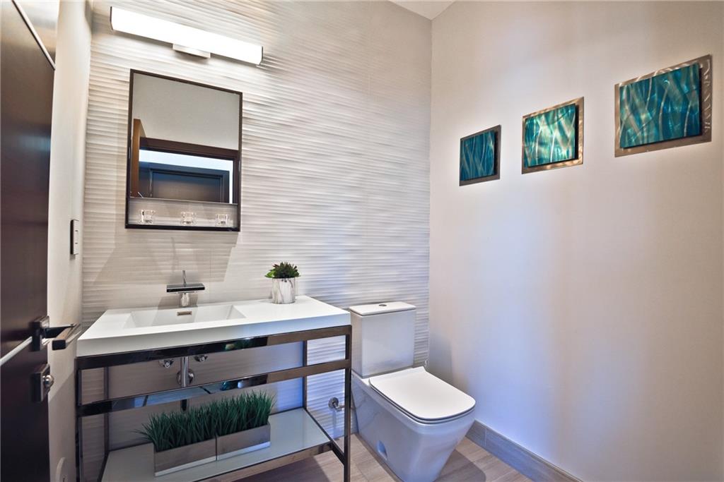 GUEST BATHROOM
2nd FLOOR