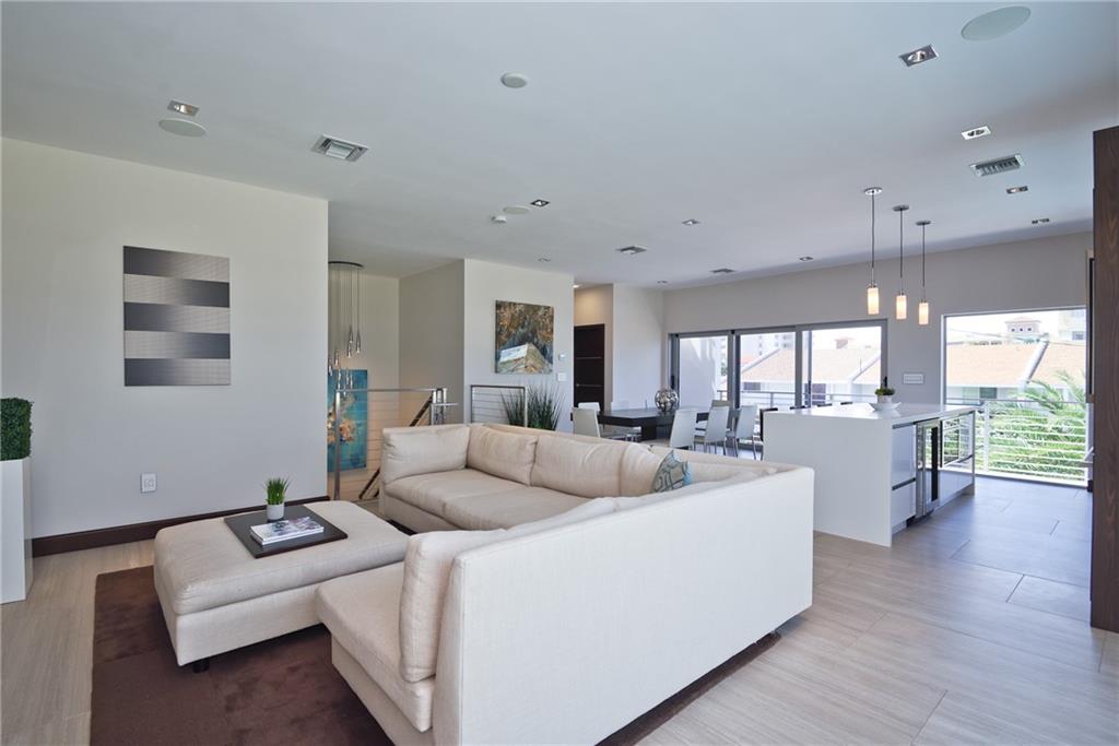 LIVING AREA
2nd FLOOR