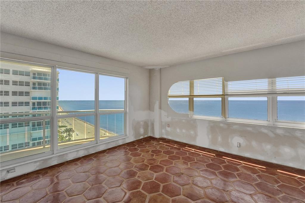 Views, views, views and lots of light in this corner apartment.