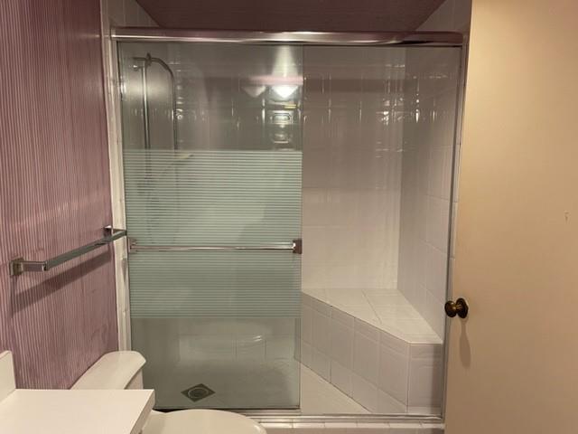 Guest bathroom shower and tub.