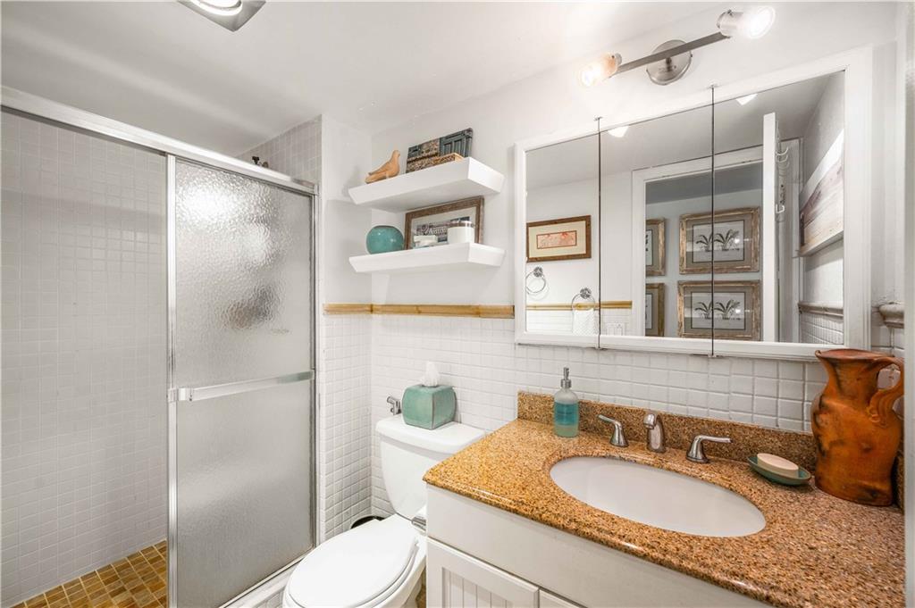 Full guest bathroom accessible via the hallway between both guest rooms.