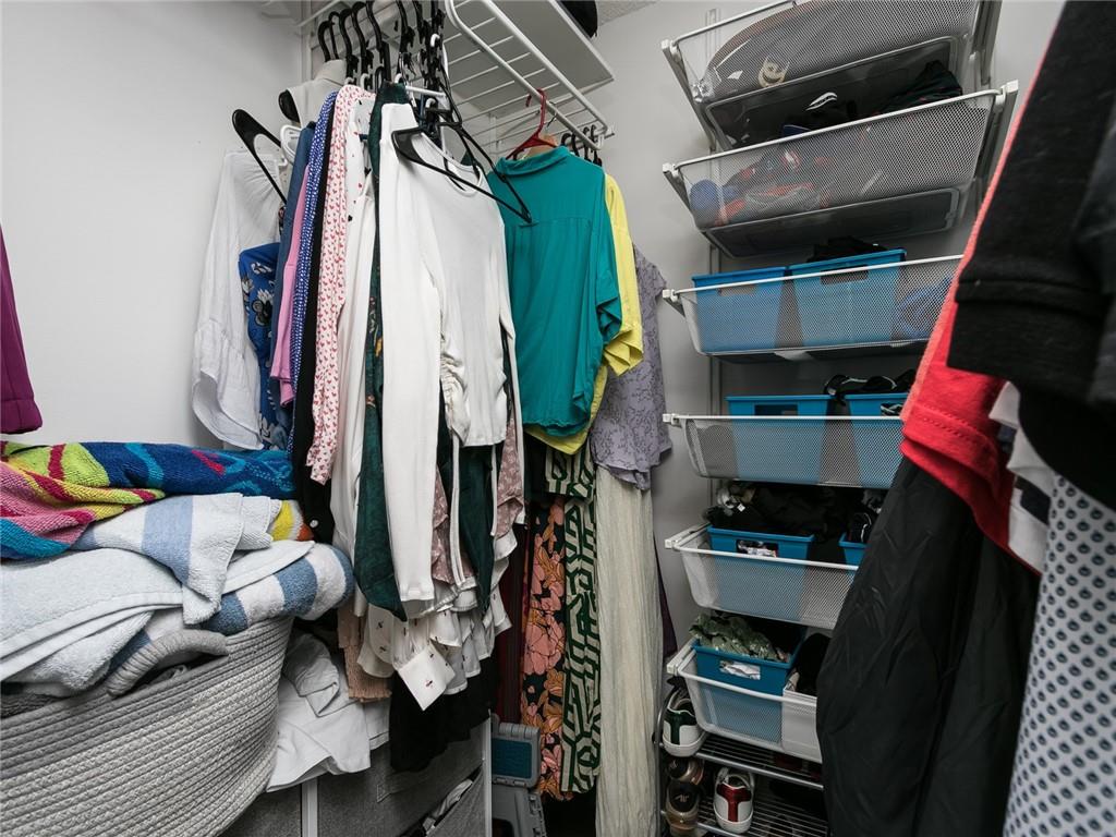 MASTER WALKING CLOSET