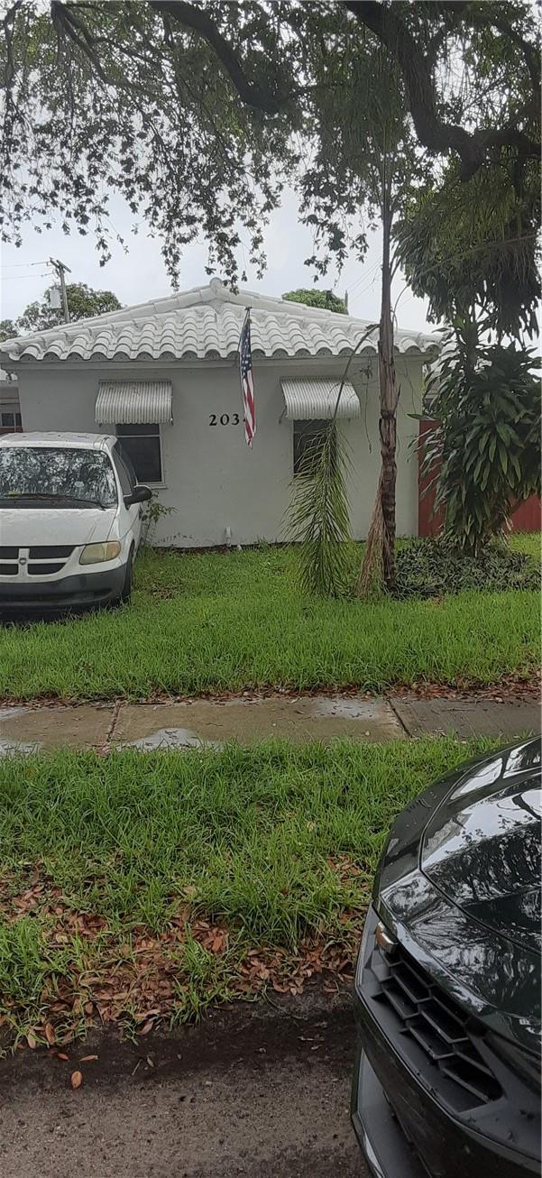 DUPLEX CORNER LOT WITH 2 ALLEYS