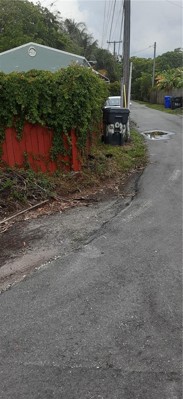 THE ALLEYWAY TO 20TH AVE.