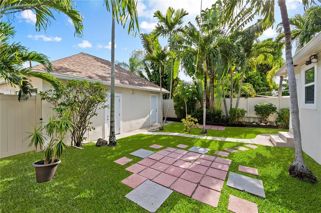 pool size yard & 1/1 detached cottage