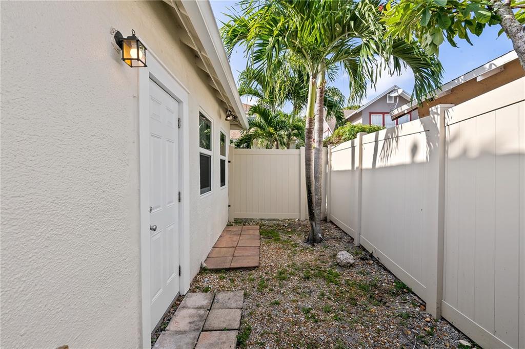 cottage patio w private access