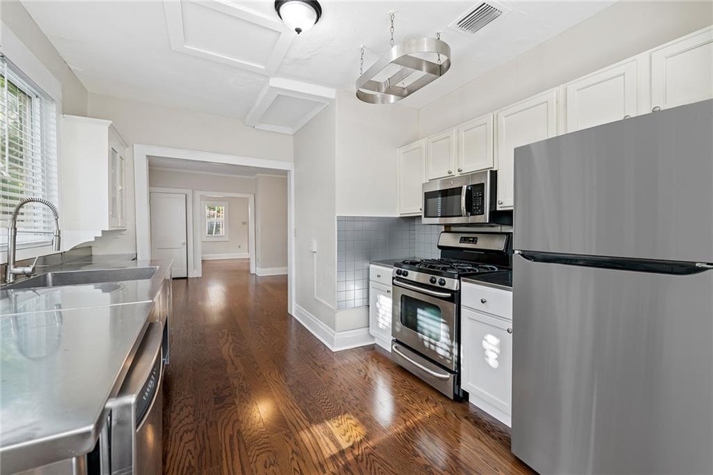 kitchen w/ natural gas range