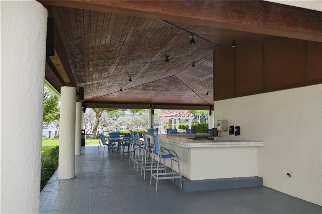 Outdoor sitting area, great for parties!