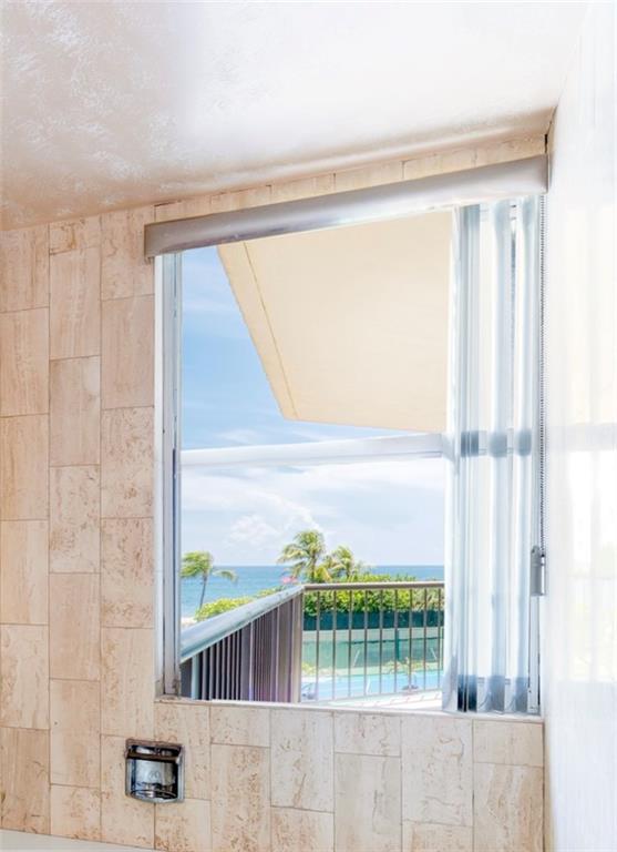 OCEAN VIEWS FROM YOUR BATHTUB!
