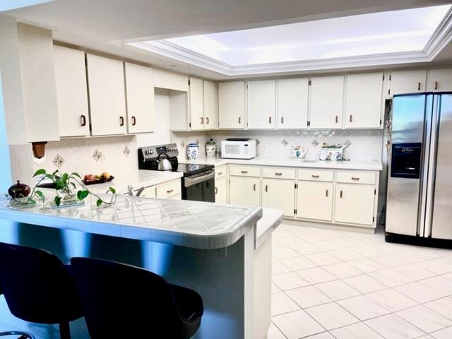 Open kitchen with breakfast bar