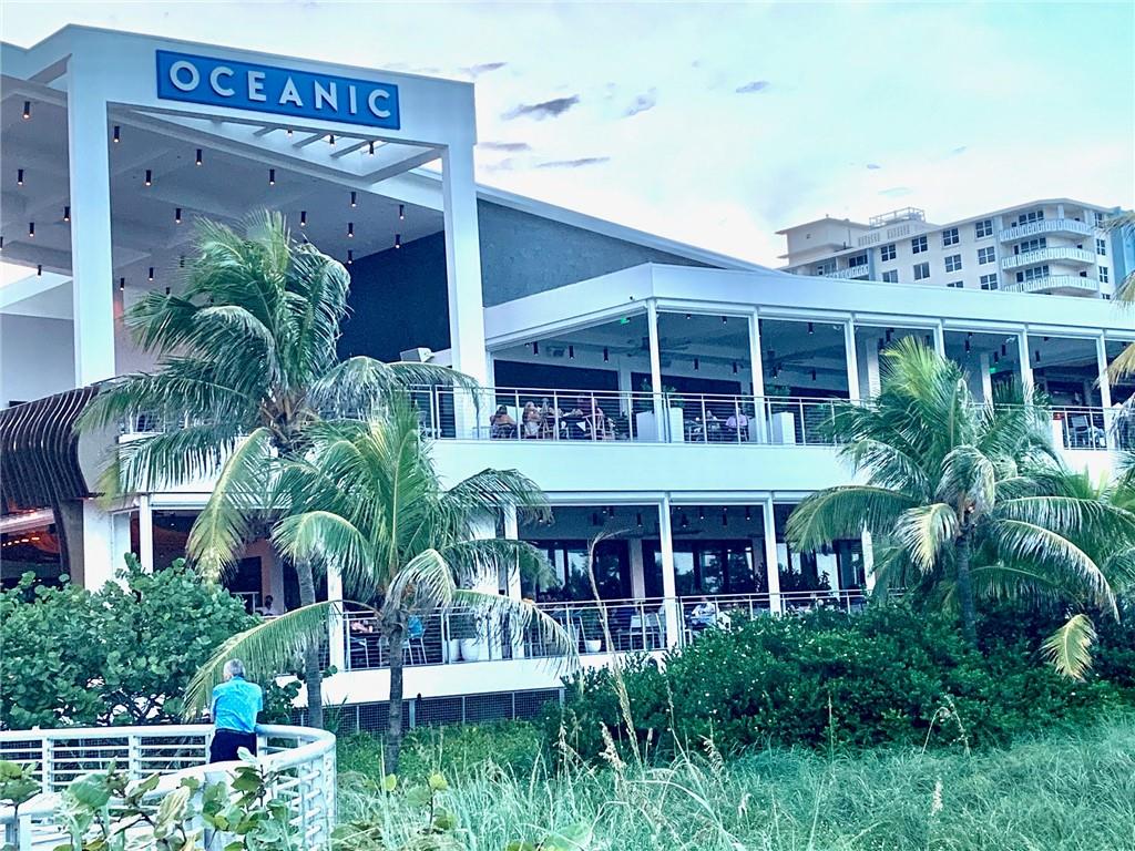 Have dinner or drinks at the upscale Oceanic Restaurant.