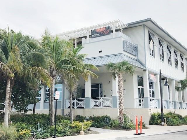 Enjoy lunch or dinner at the Beach House Restaurant on the beach.
