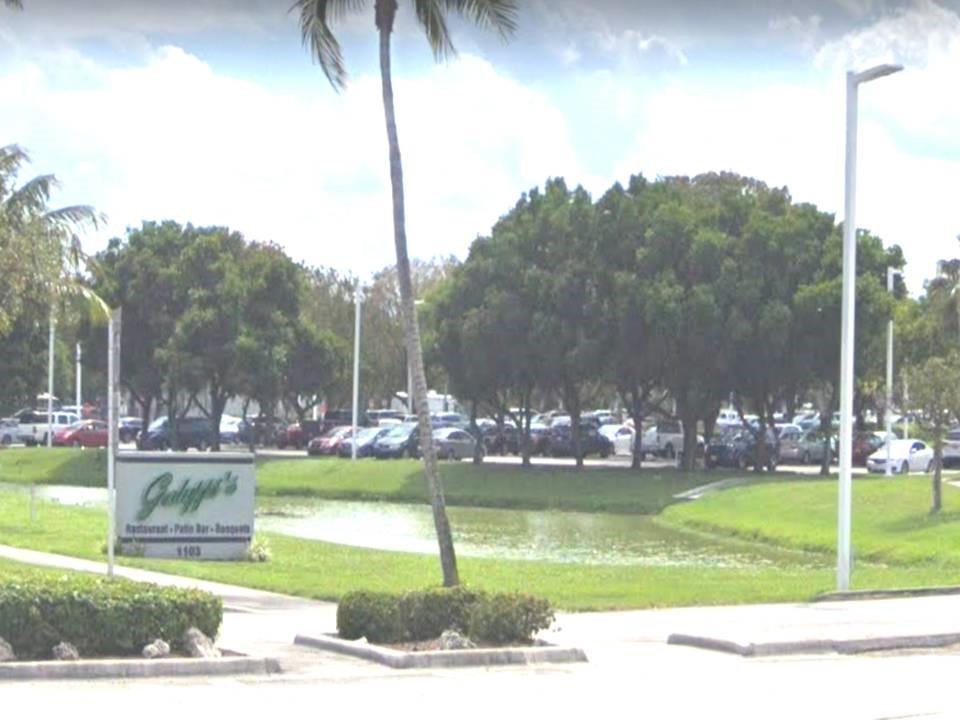 Your unit is around the corner to Gullippi's where you can enjoy drinks, dinner or public golf course.
