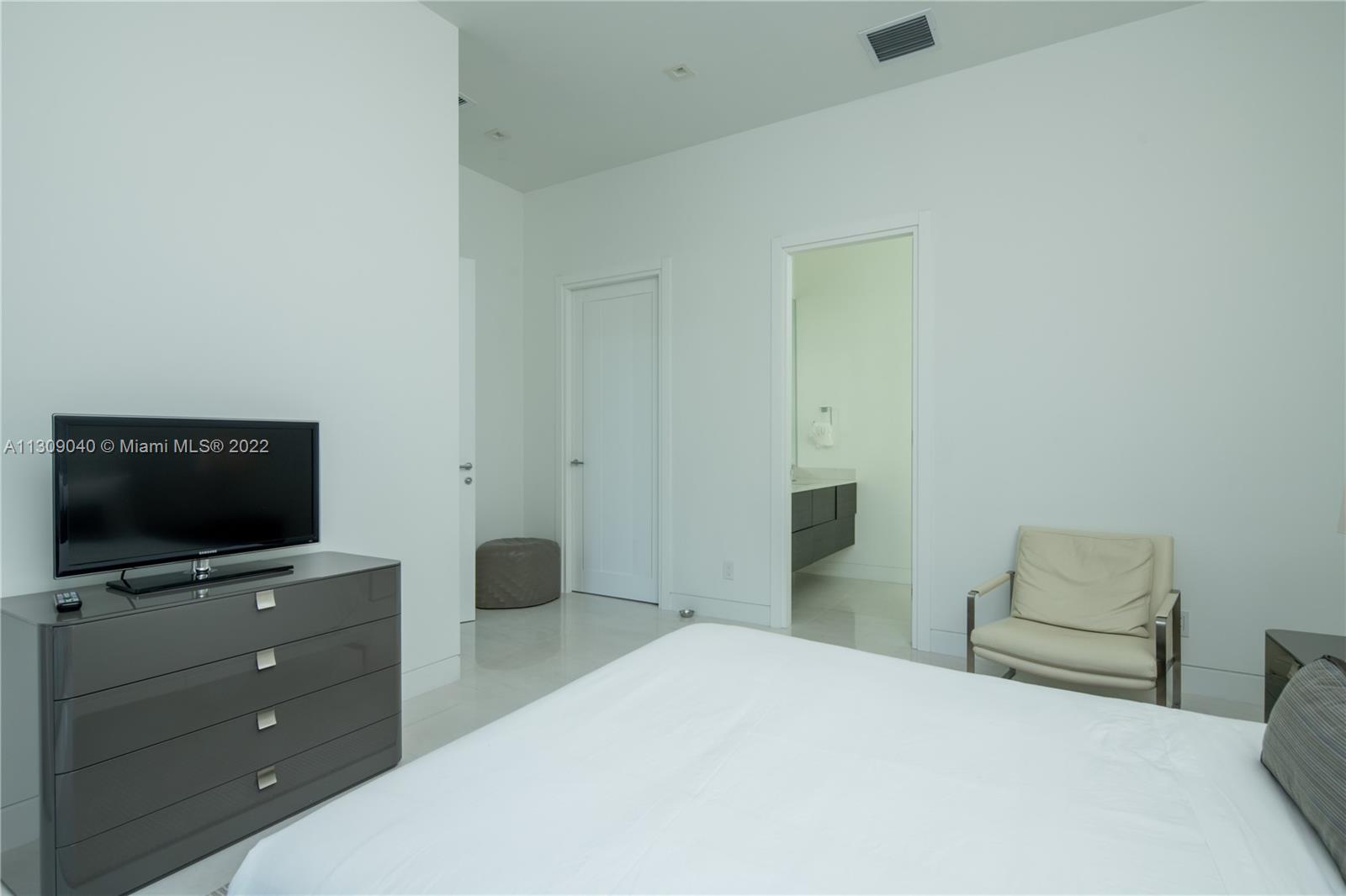 128 Fiesta Way, Fort Lauderdale FL 33301