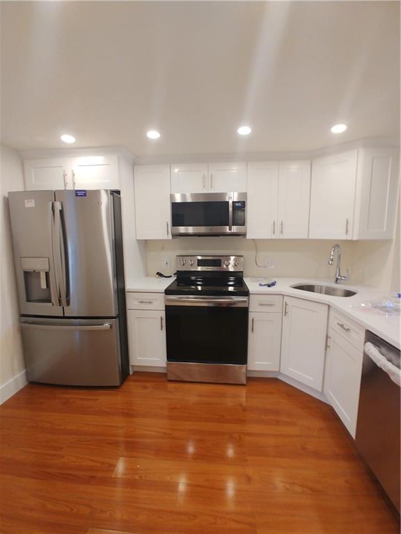 Beautiful state of the art kitchen, soft close cabinets