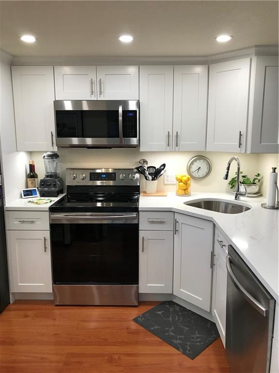 Kitchen, top of the line appliances