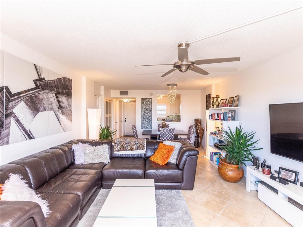 Spacious living/dining with pass thru to kitchen