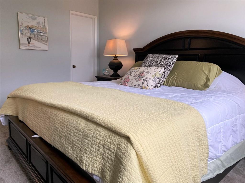 Main bedroom with en-suite bath and huge walk-in closet