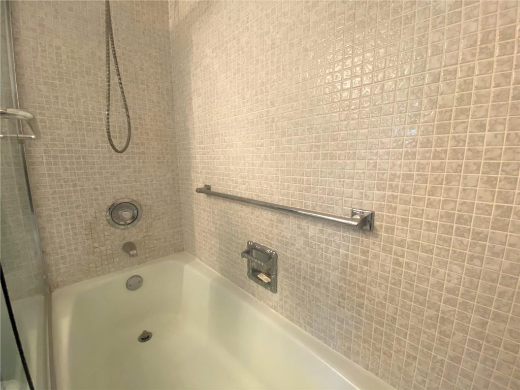 Tub/Shower combo in main bath