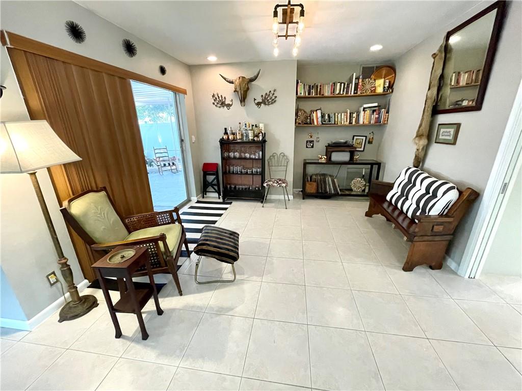 alternate dining area or office alcove