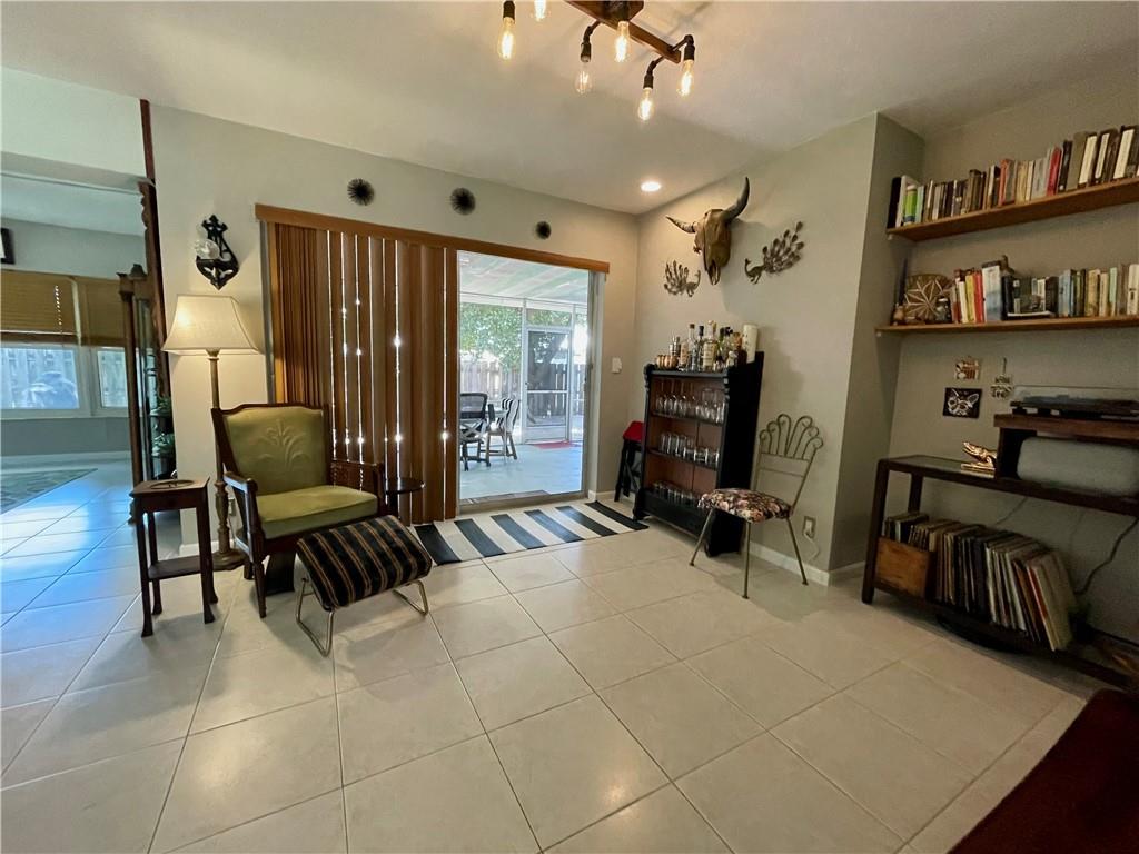 alternate dining area or office alcove