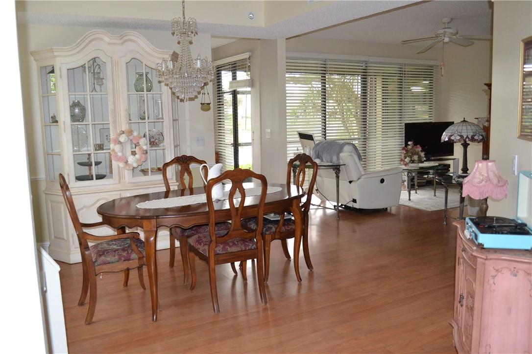 OPEN DINING GREAT FOR YOUR FAMILY DINNERS OR ENTERTAINING.