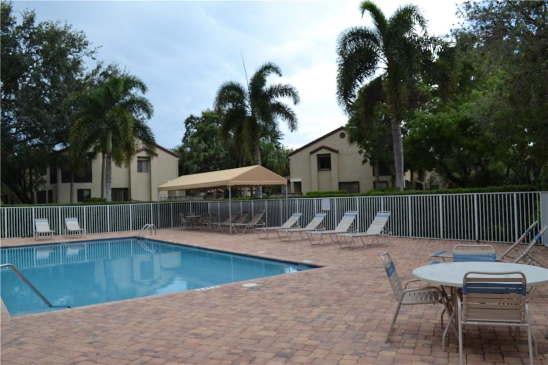 POOL AREA IS GREAT AND OFFERS MANY CHOICE AREAS TO SIT AND RELAX.