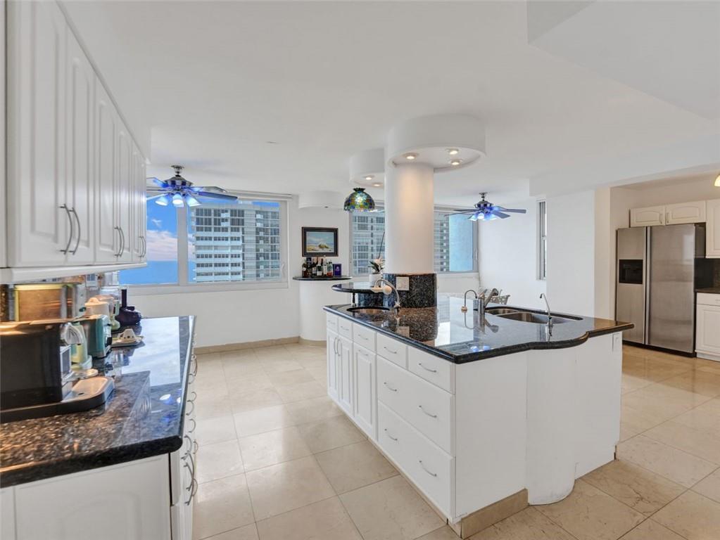 Double kitchen with access to balcony