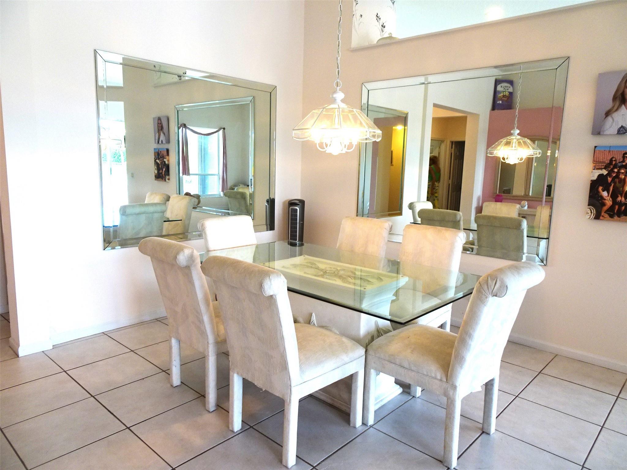 DINING ROOM MIRRORED WALLS