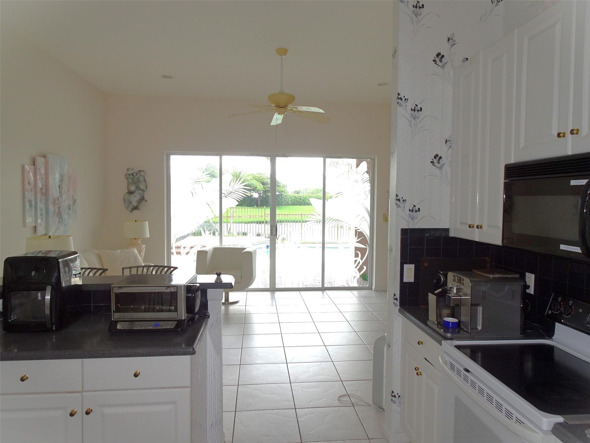 KITCHEN WITH VIEW TO FAMILY ROOMMATES