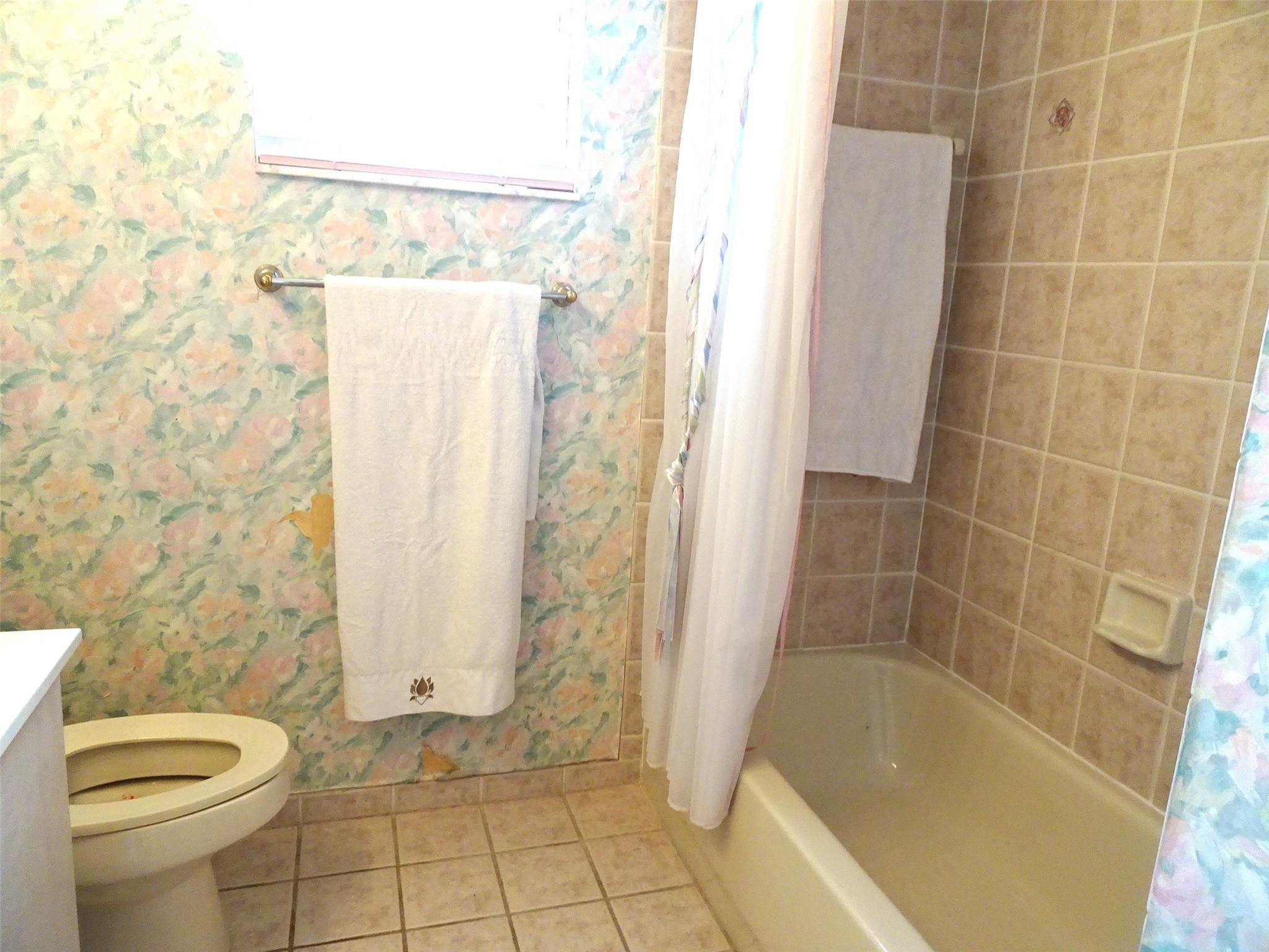 BATHROOM WITH FULL BATH