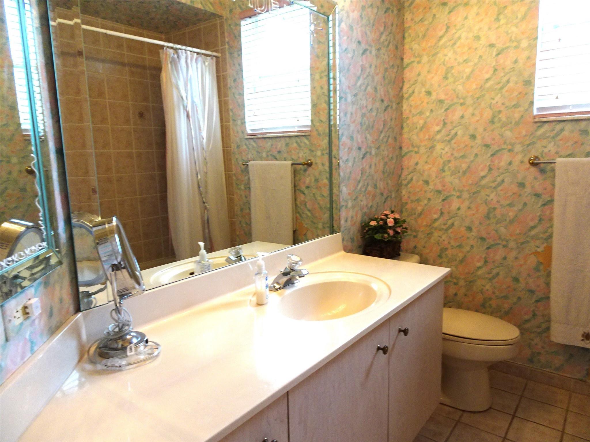 BATHROOM WITH TUB/SOWER