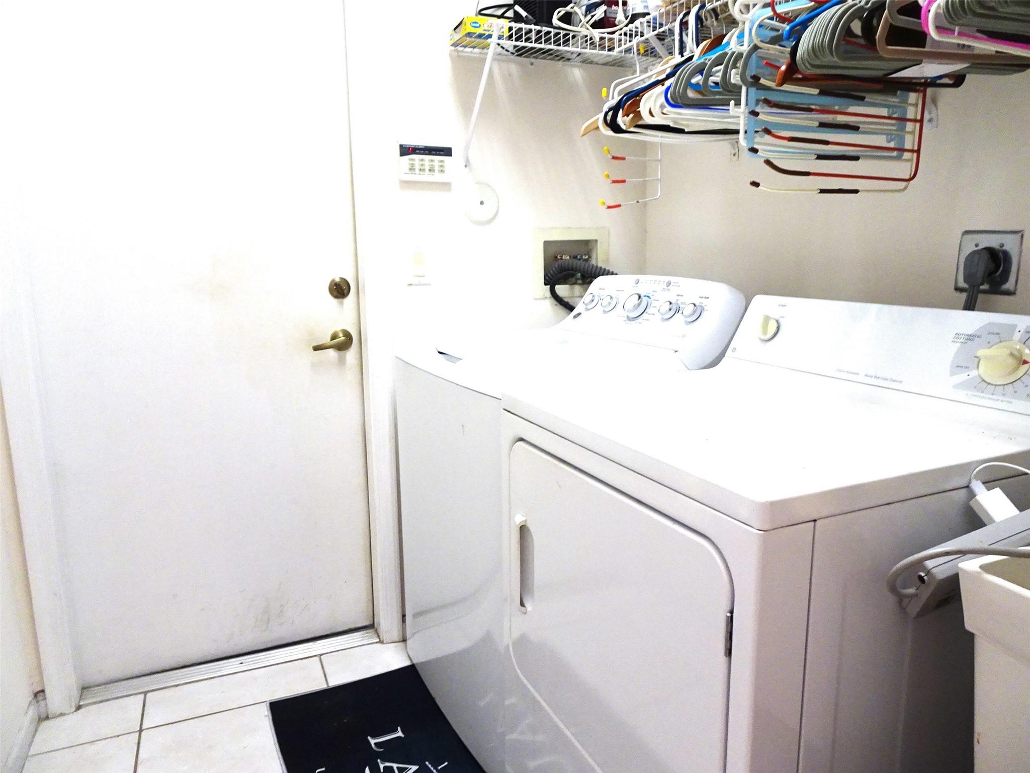 LAUNDRY ROOM WITH TUB