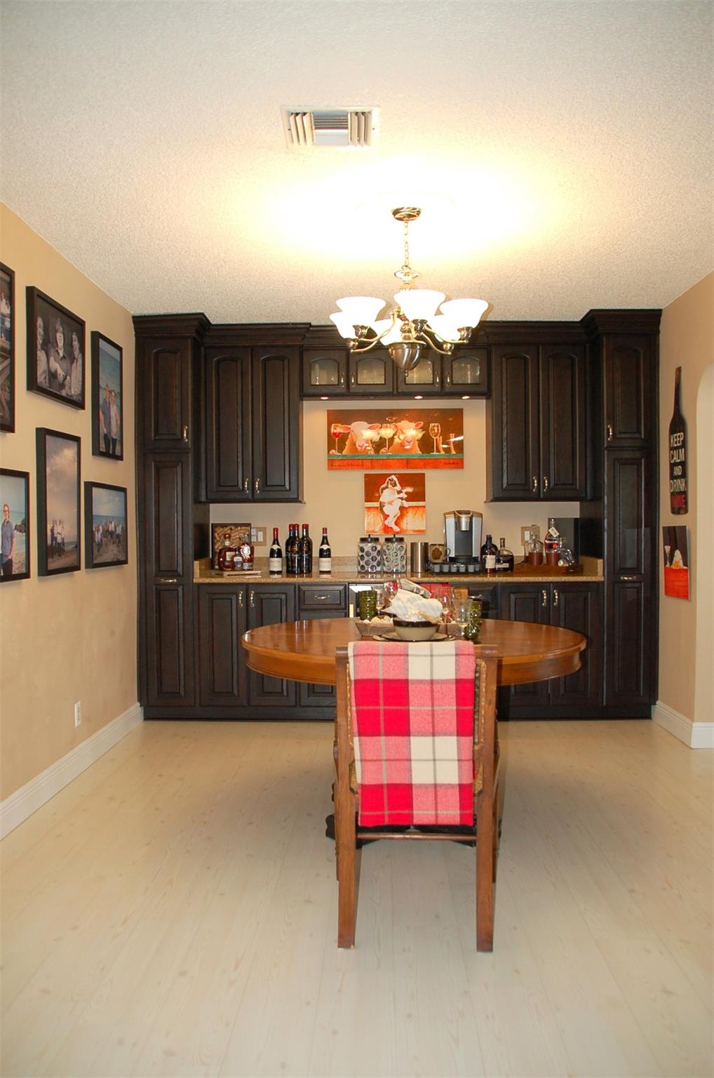 Built-in Bar/Buffet dining area