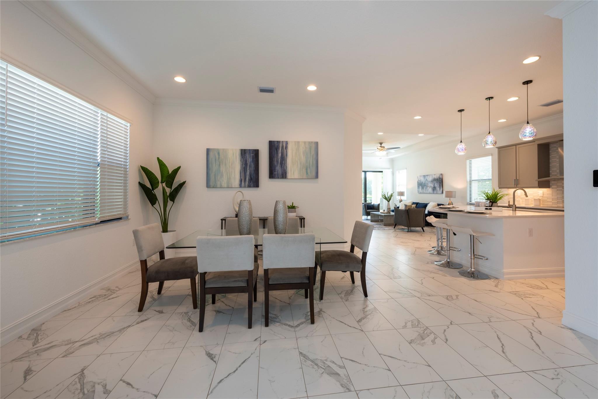 WONDERFUL CONTEMPORARY DININGROOM FRESHLY PAINTED, PERFECT FOR ENTERTAINING FAMILY AND FRIENDS
