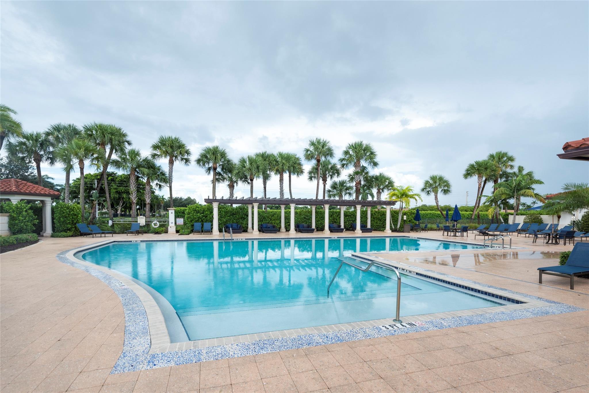 LARGE BEAUTIFUL COMMUNITY POOL FOR YOUR FAMILY!