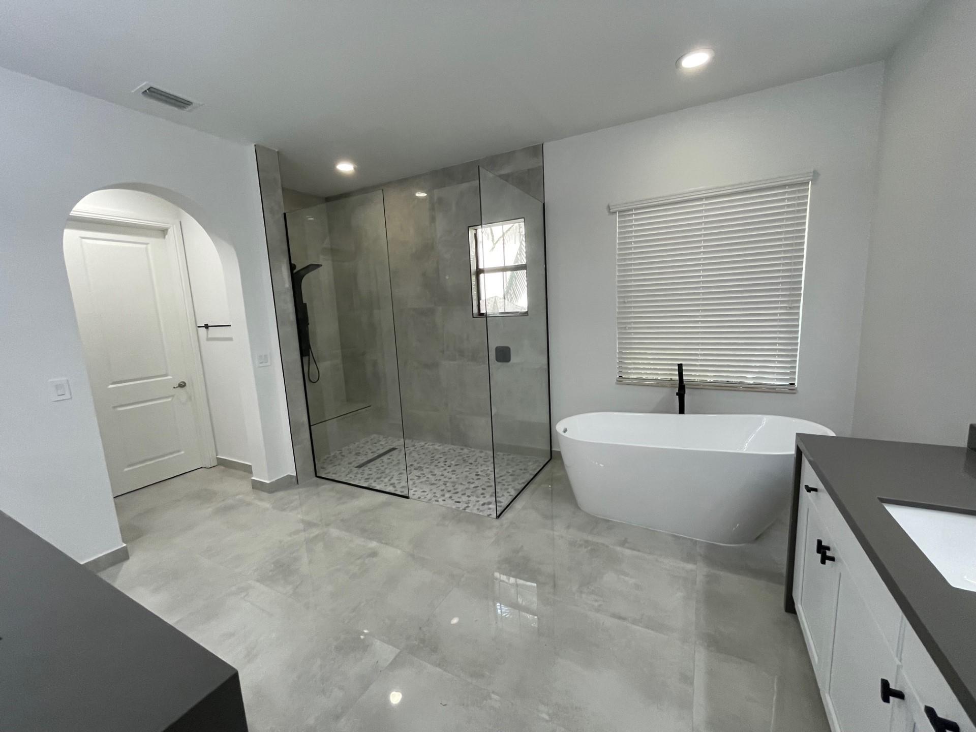 NEW FREESTANDING SOAKING TUB