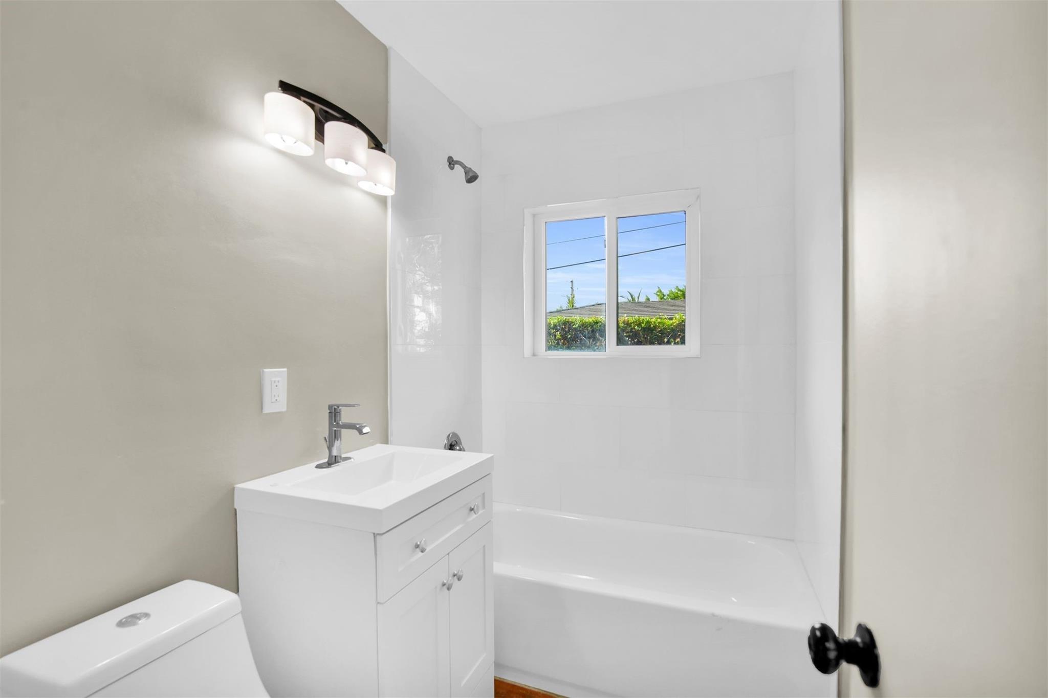 Split plan has this bath next to the 2 guest bedrooms