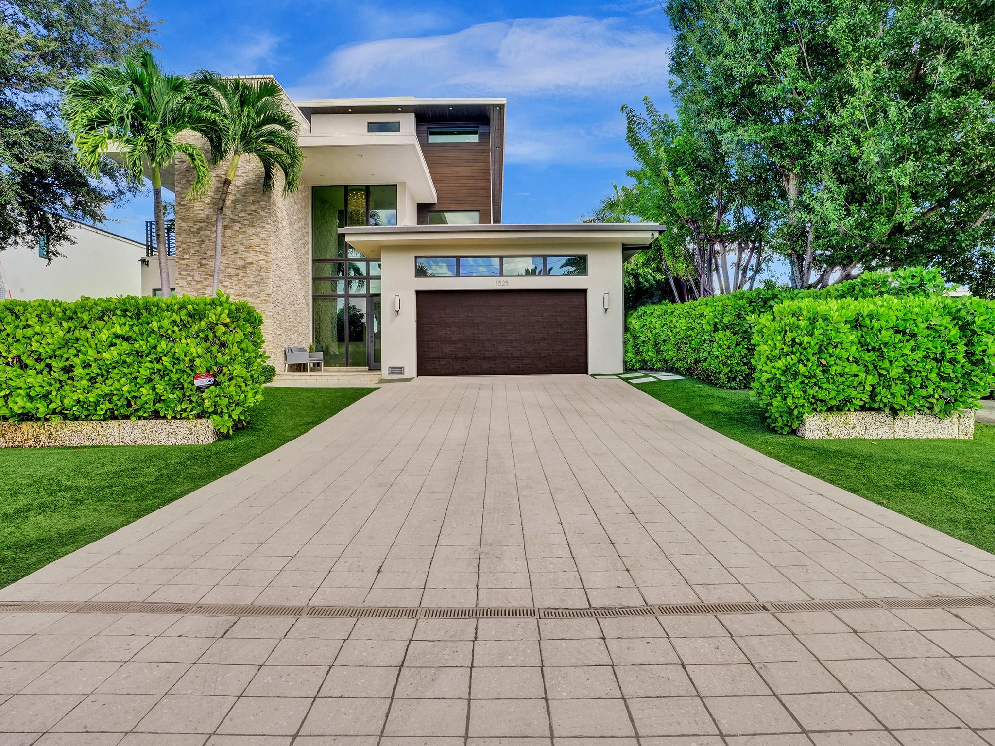 Welcome Home to Rio Vista! Lots of Parking here!