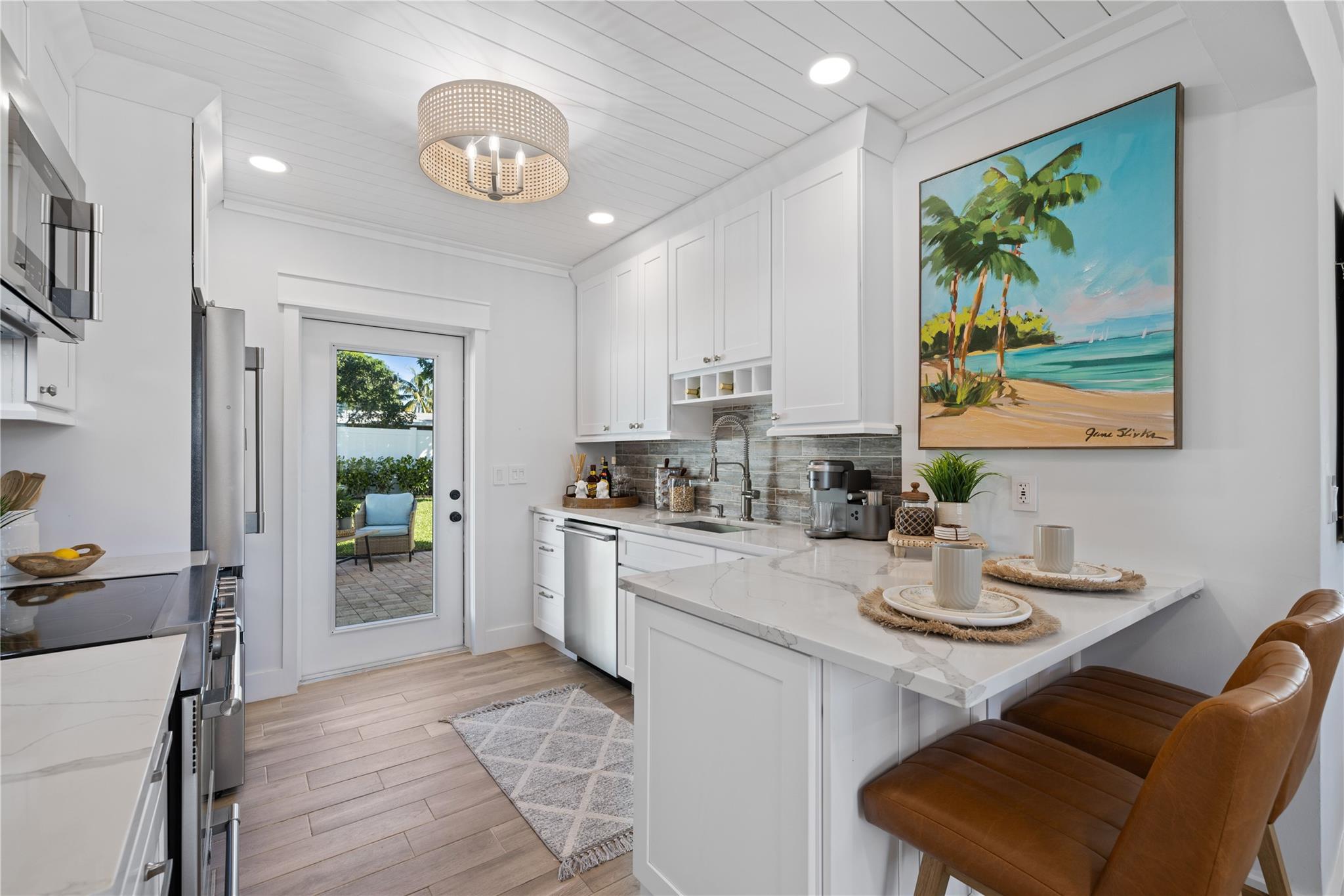 Peninsula counter space, perfect for a delicious breakfast or dinner for 2!