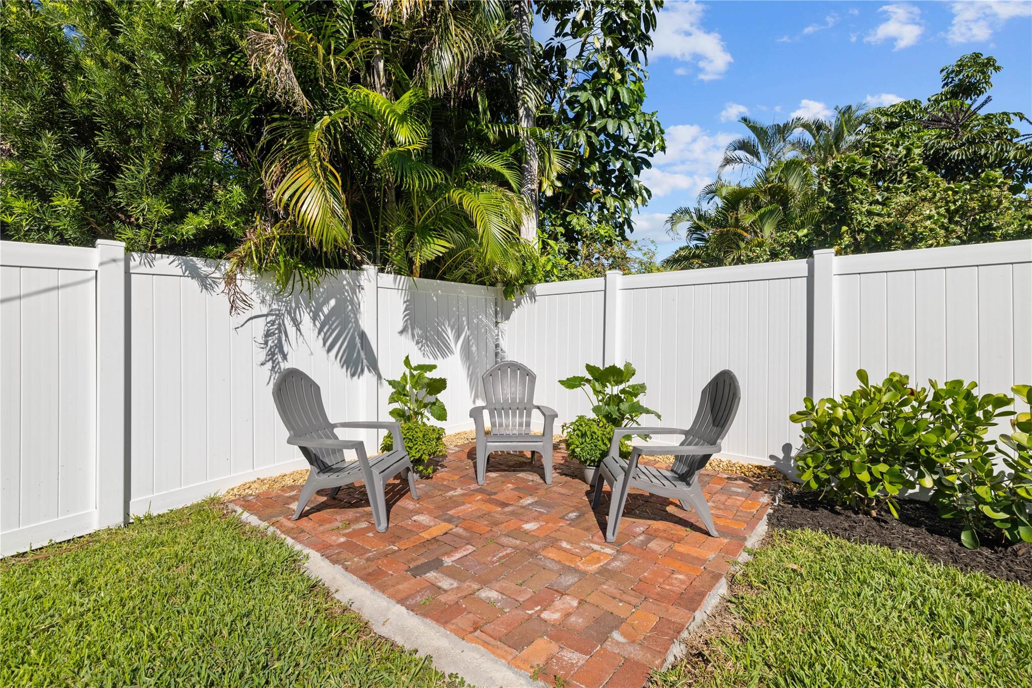 Awesome fire pit area, ready for roasting marshmellows!