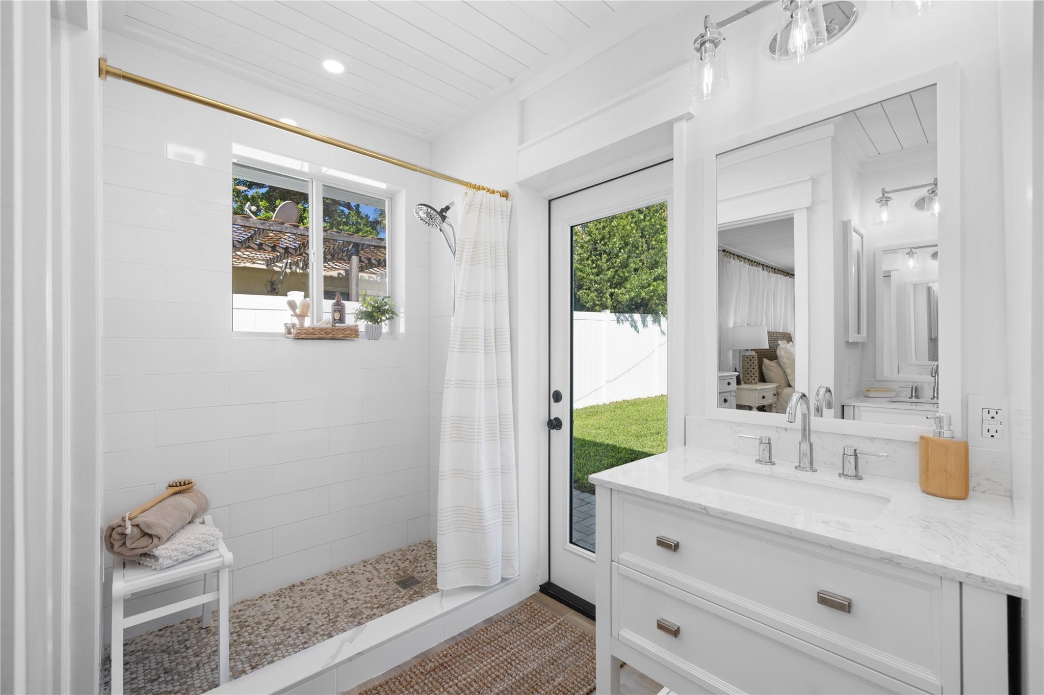 Primary bedroom ensuite with classic finishes!