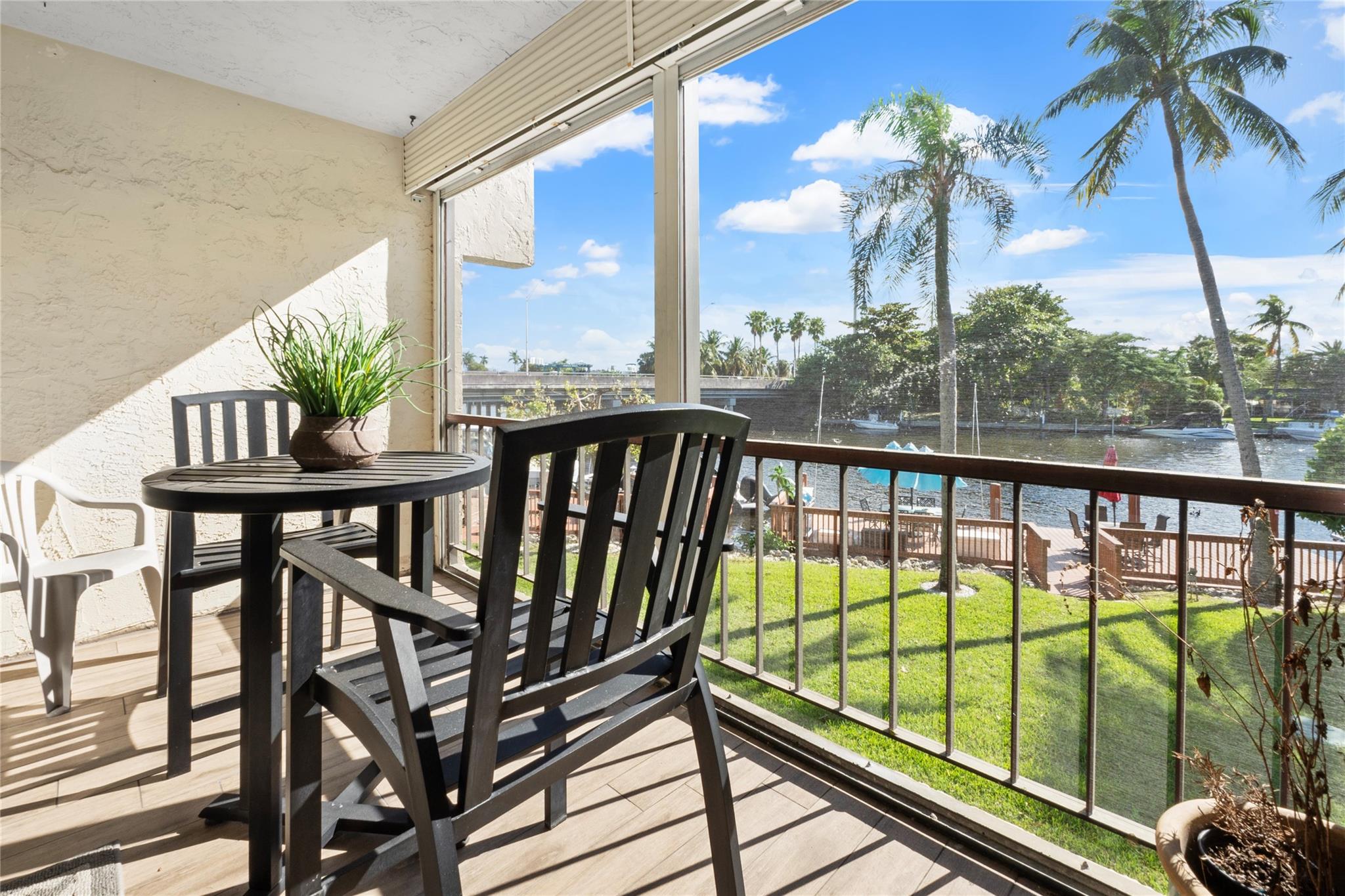 Screened balcony / Water View