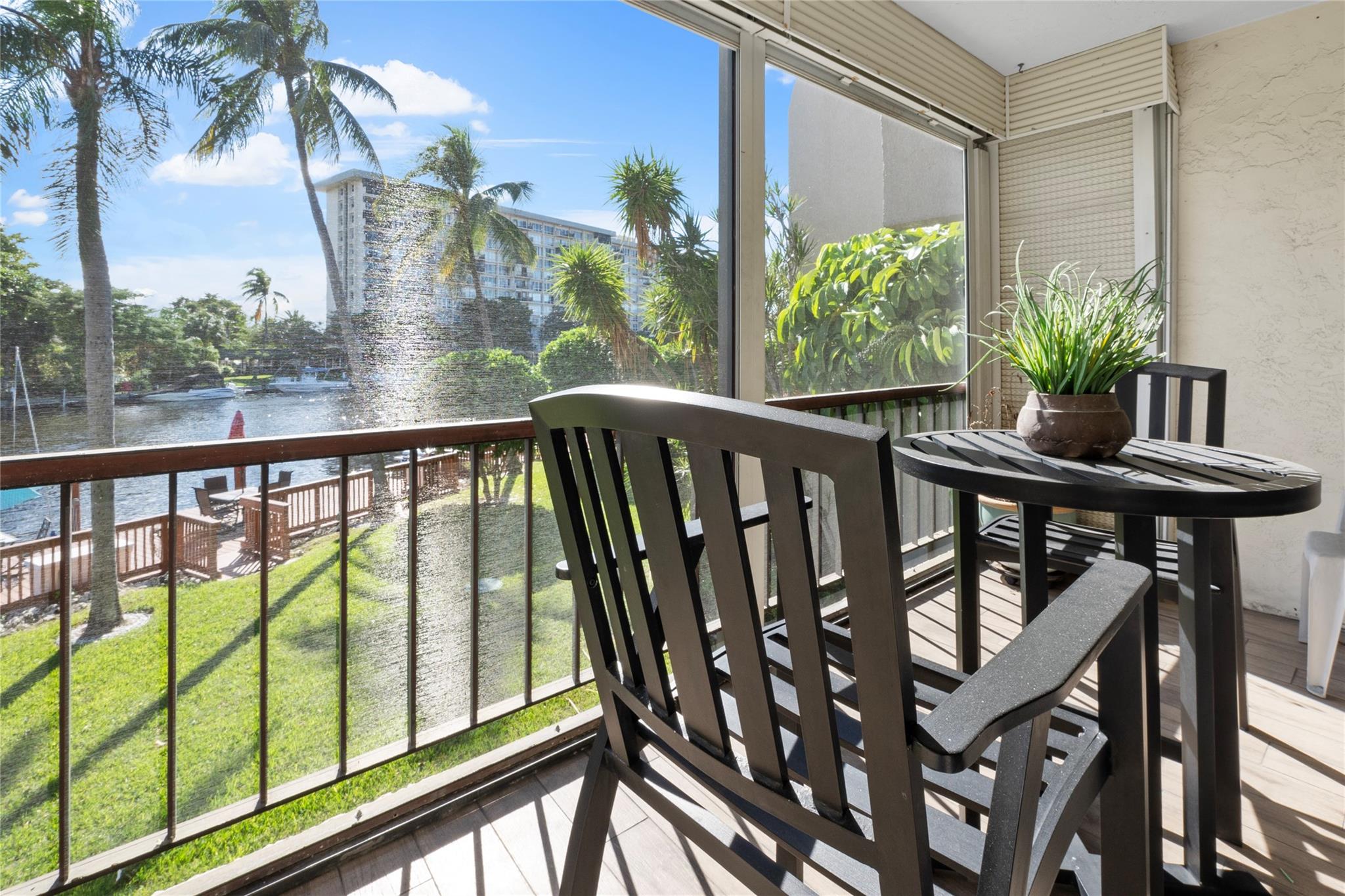 Screened balcony / Water View
