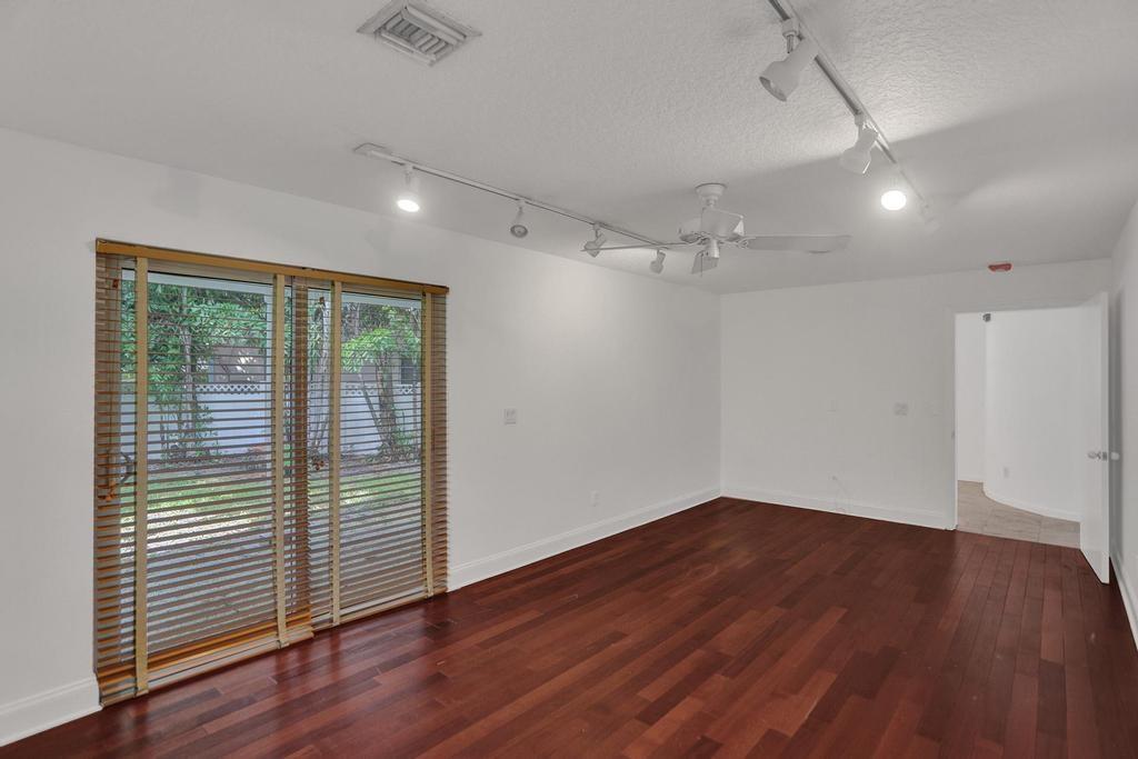 GUEST QUARTER BEDROOM