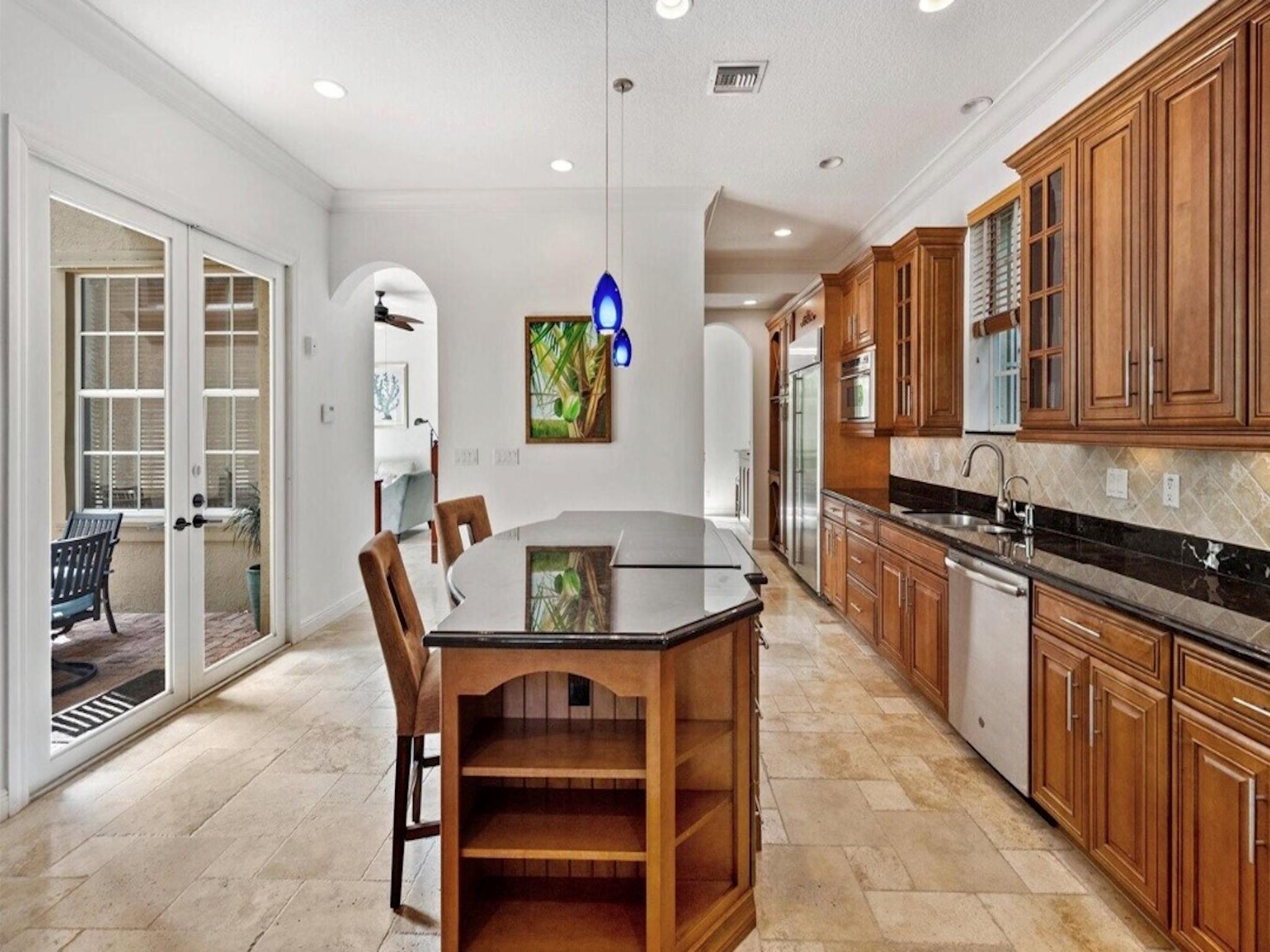 Large Island Perfect For Entertaining