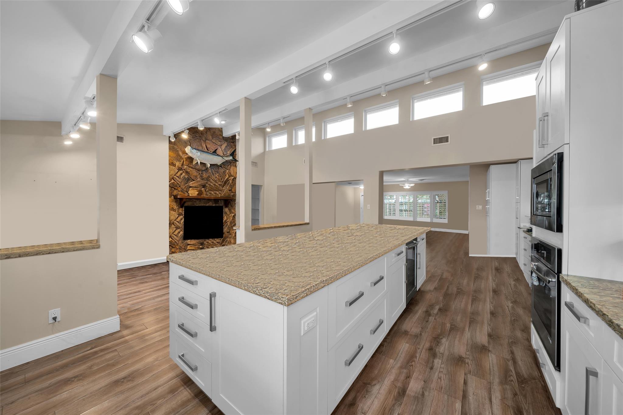 Kitchen & Dining w Vaulted Ceiling