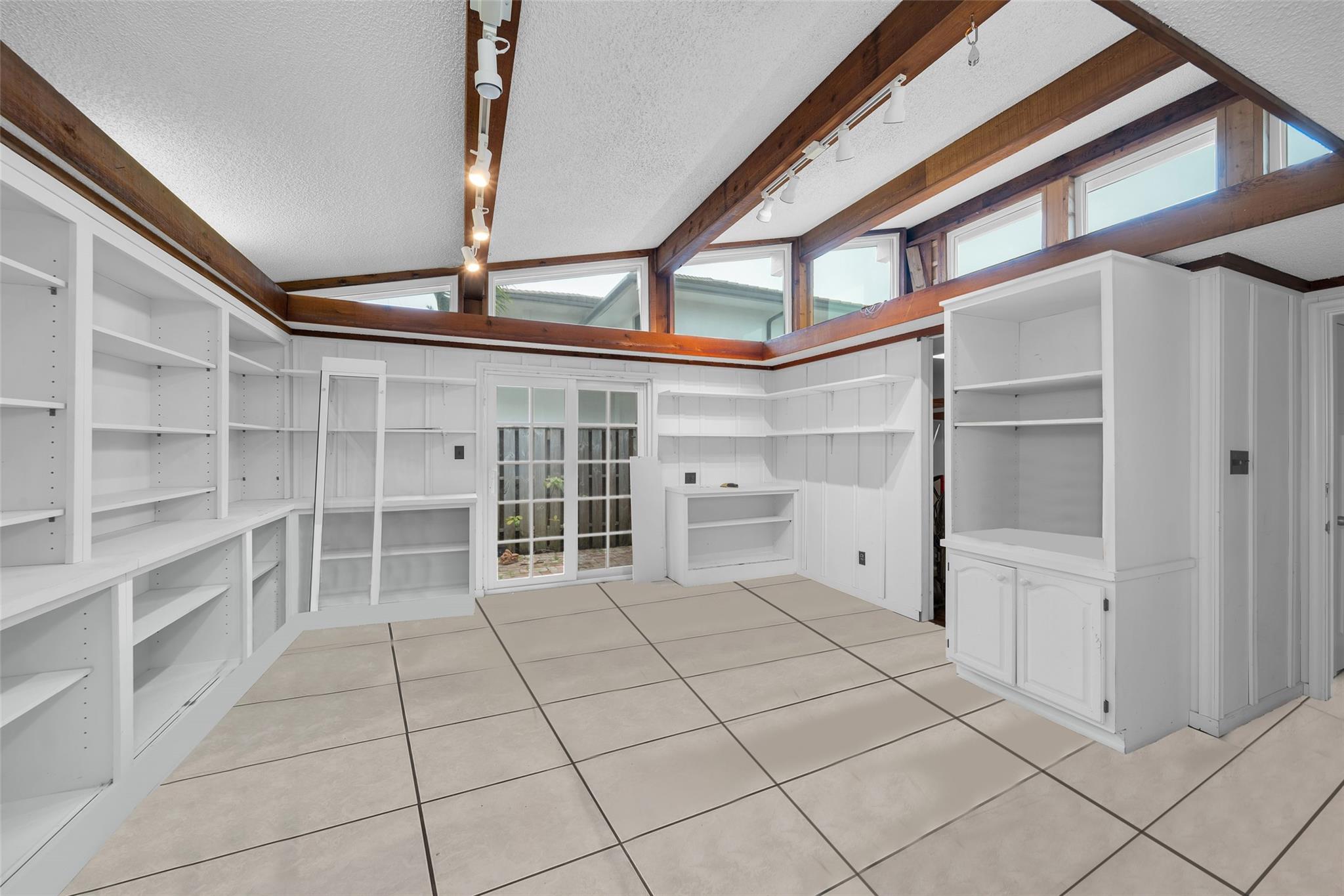 Bonus Room / Office / Den / Bedroom w separate entrance