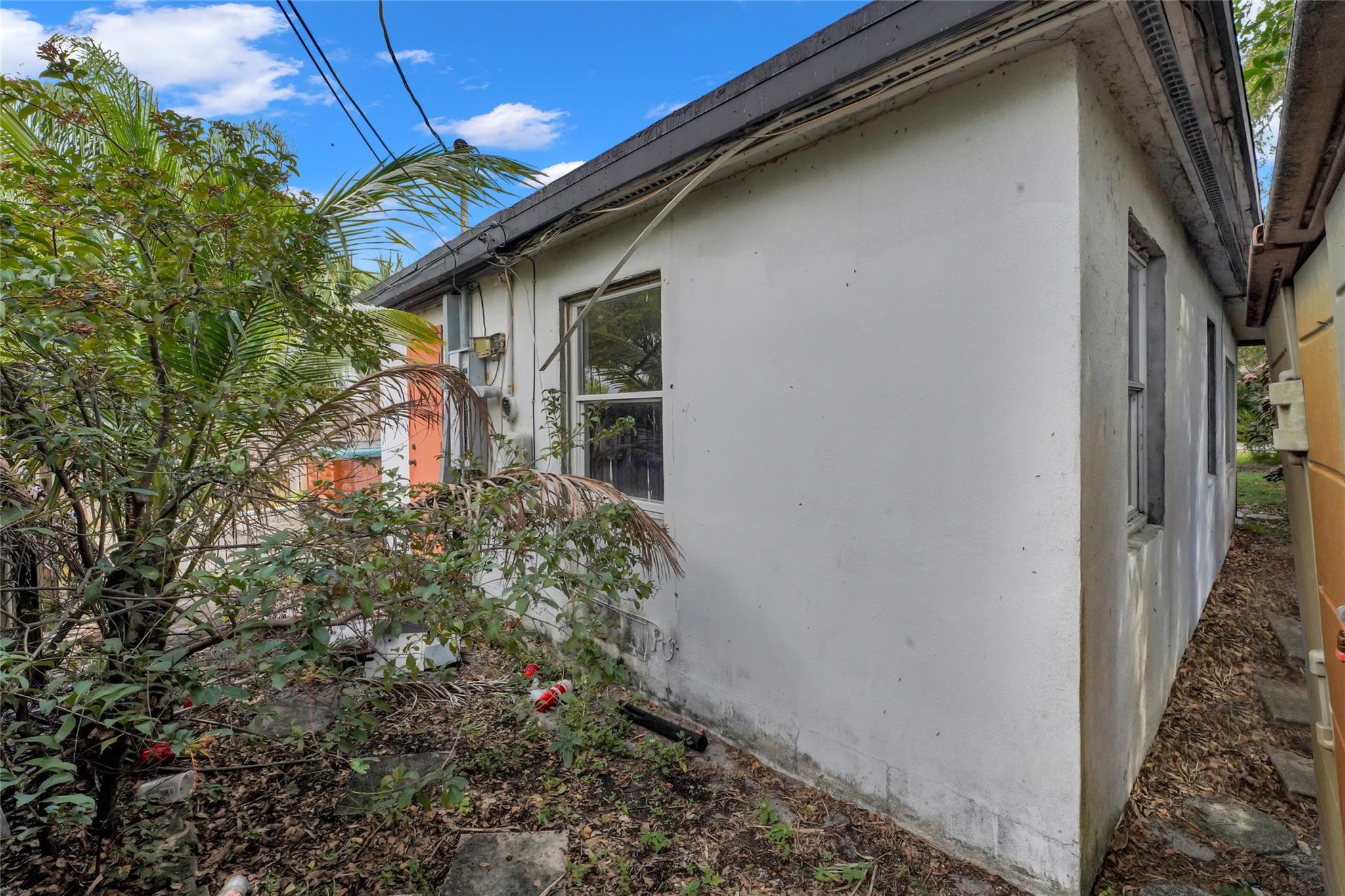 Angle shot of rear of 2715 NE 6 Lane Structure