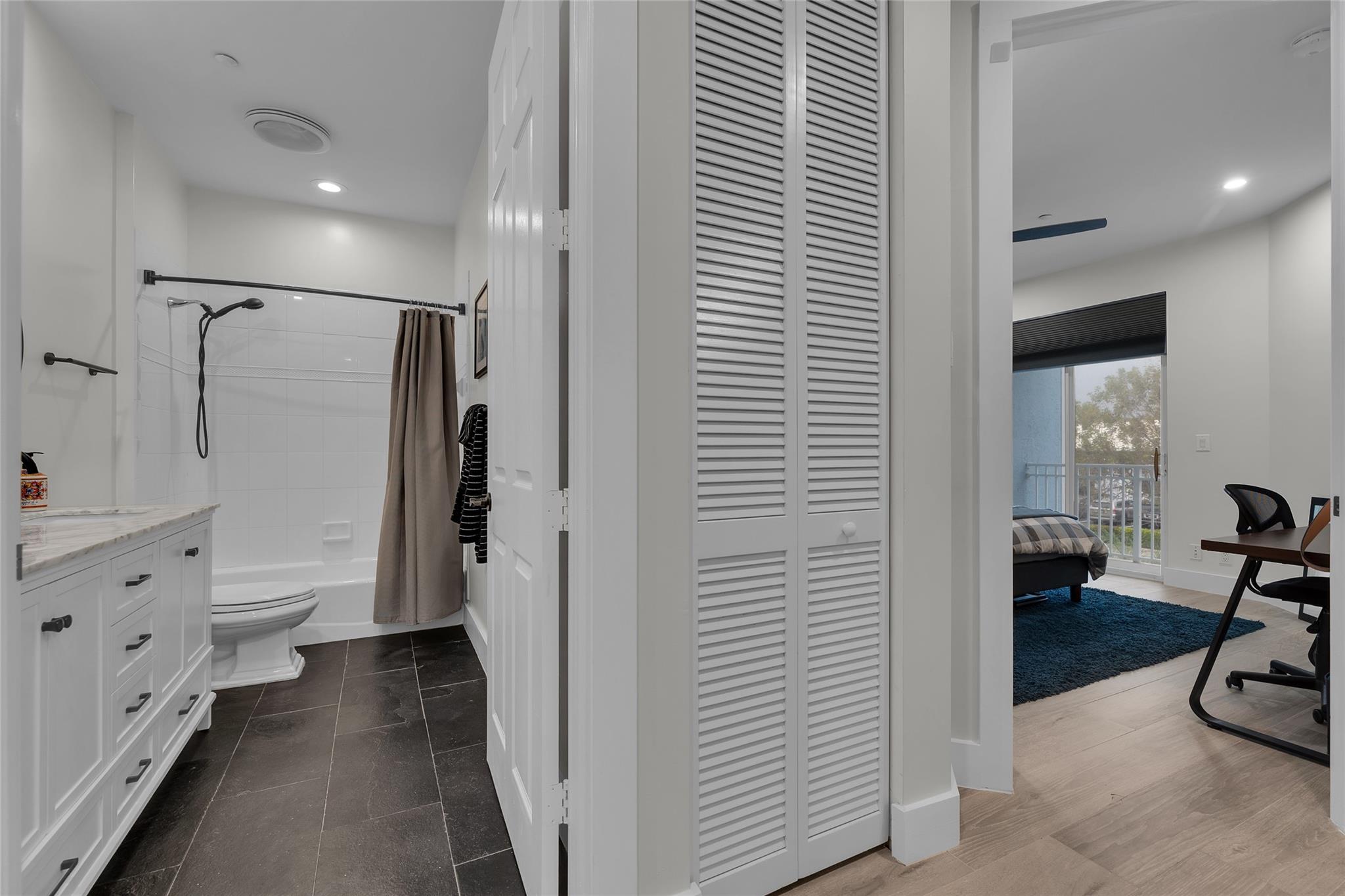 Hall way bathroom for guest bedrooms with tub/shower